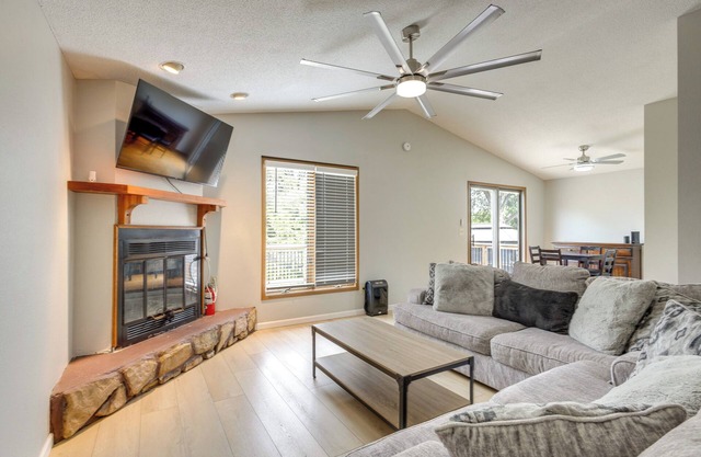 Lakefront Family Home 13 Mi From Gateway Arch!