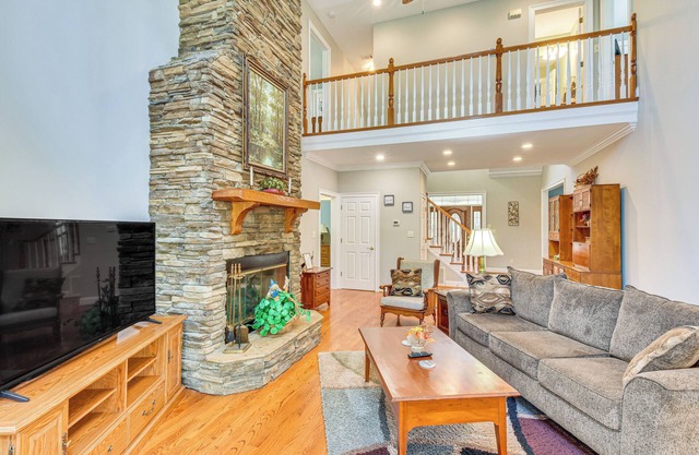 Lakefront Hartwell Retreat w/Gas Grill & Deck!