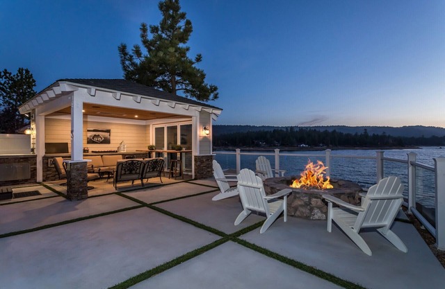 Lakefront Home on Metcalf Bay, Sunset Views, Private Beach and deep Water Dock