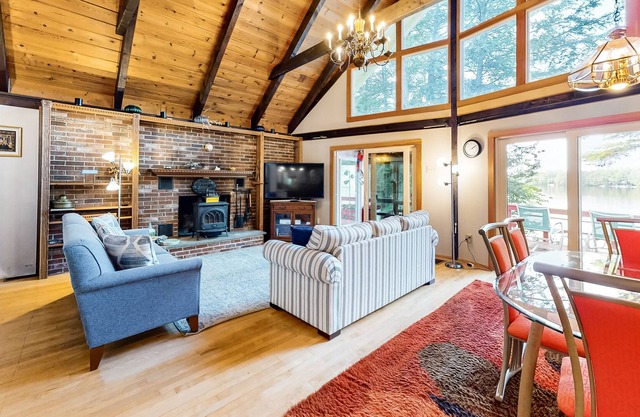 Lakefront home with amazing views, 2 kayaks, firepit & 45 feet of lake frontage