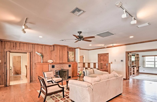 Lakefront Home w/Private Pool, 13 Mi to Tampa