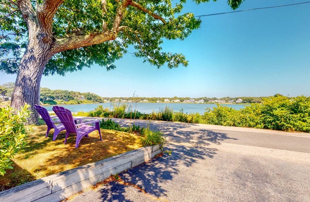 Lakefront home with beach views, WiFi, gas grill & patio - near beach