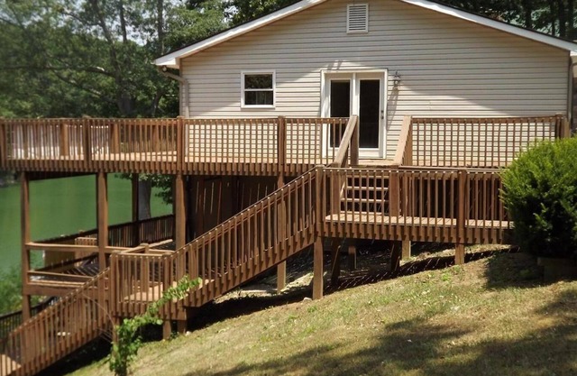 Lakefront Home with Covered Slip and Dock Booking 2025 Season!