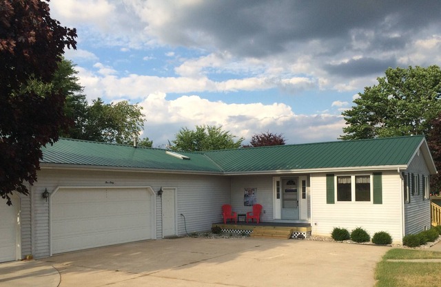 Lakefront Home With Large Private Yard, Sandy Beach, Kayak and Rowboat Included.