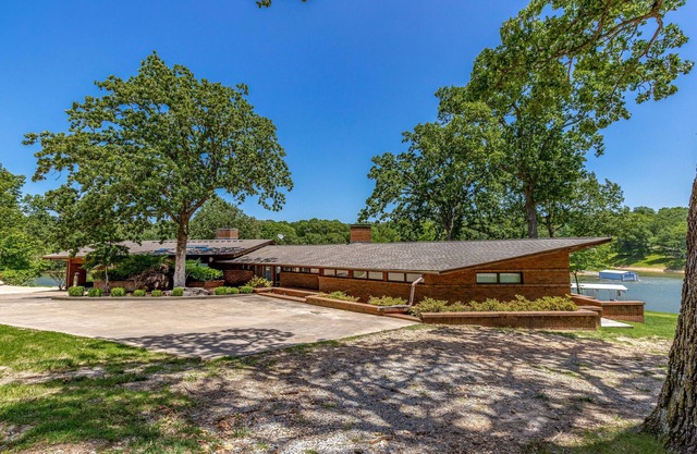 Lakefront Home with one Free 8 Hour Boat Rental for Memorial Day Weekend!