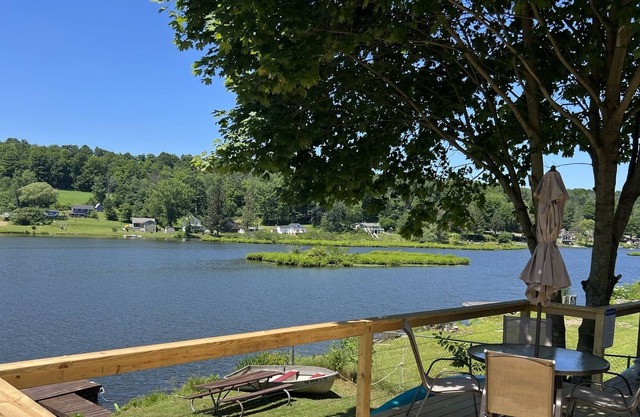 LAKEFRONT. Hot tub. Fireplace. Close to Elk Mtn. Dog friendly. Updated in 2022.