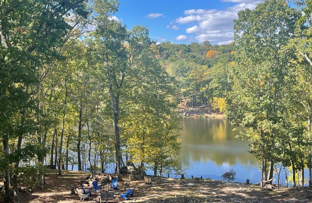 Lakefront house, hot tub/sauna, two playrooms, and two living rooms XL dining.