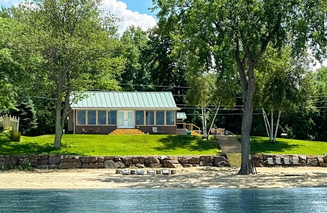 Lakefront house w/views, beach, fireplace, firepit, central air, arcade games