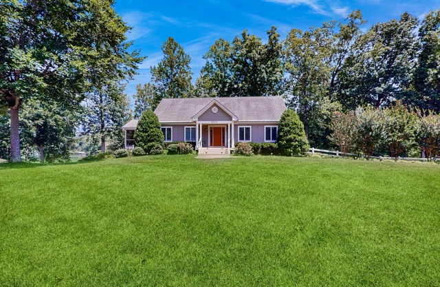 Lakefront house with breathtaking views, private dock & boat launch