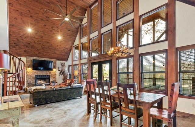 Lakefront, Lakeviews Cedar Cabin in Rope Swing Cove- "Bear Den"!