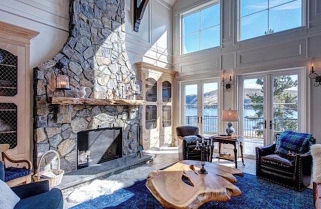 Lakefront luxury house in BC interior - 5 king beds with ensuites - sleeps 25!