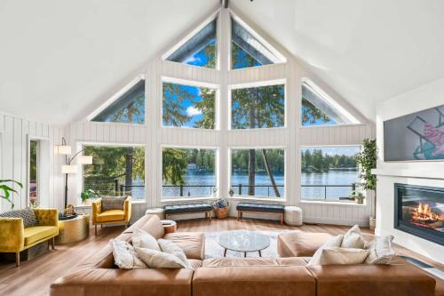 Lakefront Luxury Hot Tub Dock Canoe SUPs Firepits an Stunning Nature Views