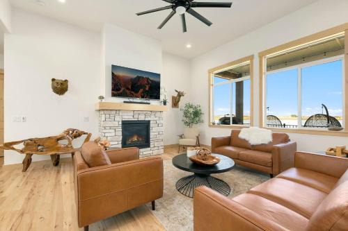 Lakefront Luxury - Hot Tub, Pool Table & Views!