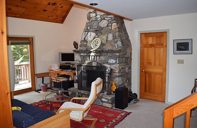 Lakefront modern house-privacy, deck, screened porch; dock & fireplace sleeps 8