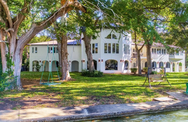 Lakefront on Lake McQueeney + Sleeps 22 - Viviane!