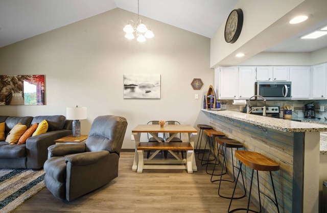 Lakefront, One bdrm, sleeps 6. EXCLUSIVE Ticket Deals and Resort Perks!