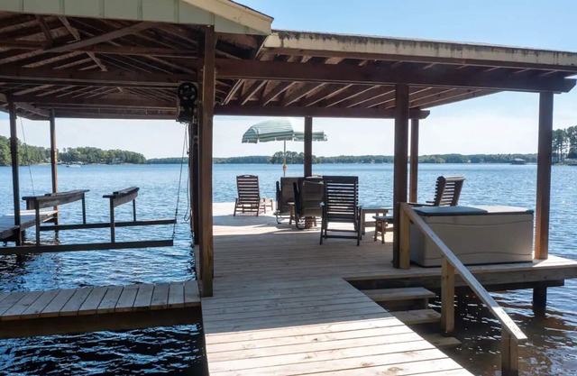 LAKEFRONT, PET Friendly, Firepit, Great Dock, Kayak