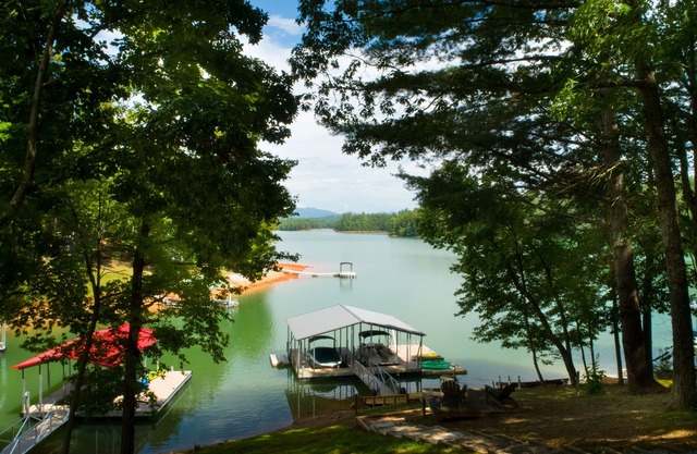 LAKEFRONT, PONTOON BOAT, HOT TUB, FIREPIT, Fireplace . Wide lake Mountain View
