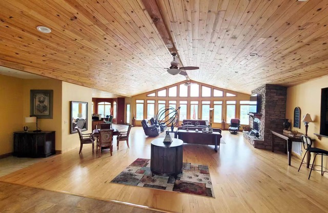 Lakefront - Pool & Dock. 10+Private acres.