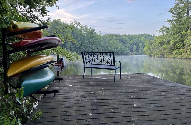 Lakefront/Private Cove, Hot Tub, Boats, Woods, & 3 Beaches