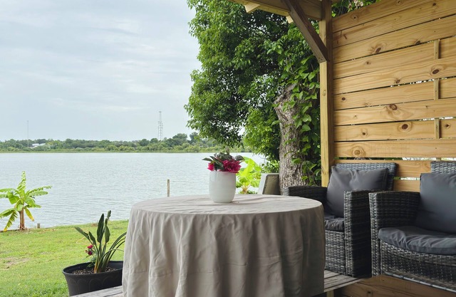 Lakefront - Private Dock - Fast WiFi-Ample Parking