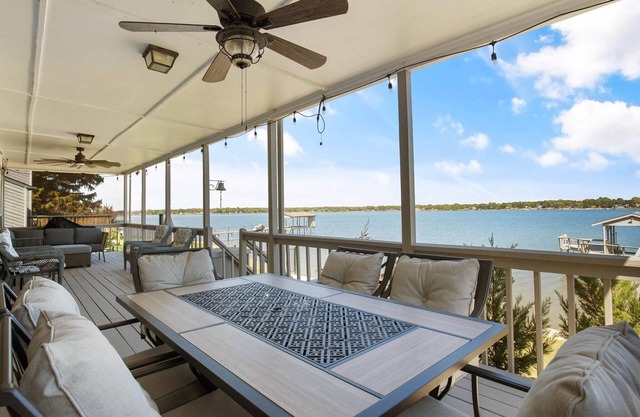 Lakefront property perfect for fishing and boating. Fall dates available!