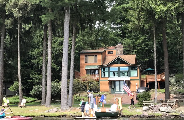 LAKEFRONT REFUGE TO ENJOY NATURE'S SERENITY