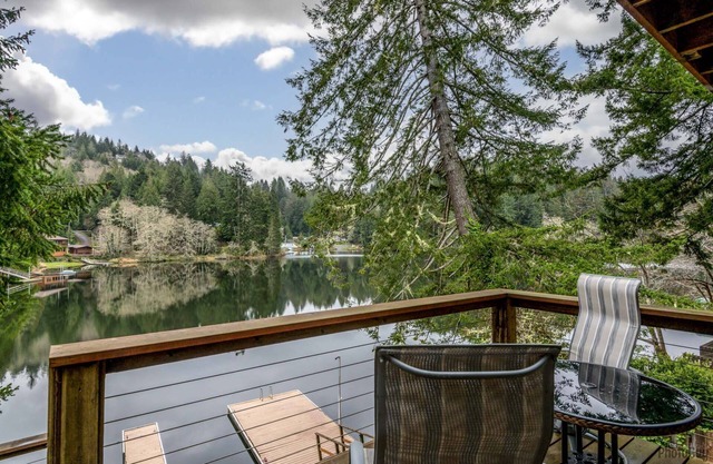 Lakefront remodeled home, Amazing Views of Mercer Lake, Dock, Kayaks