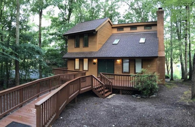 Lakefront retreat with huge screened-in porch