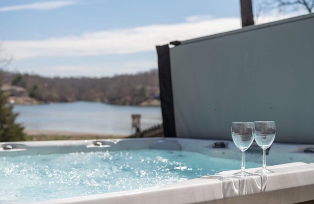 Lakefront Retreat: Hot Tub, Kayaks & Games