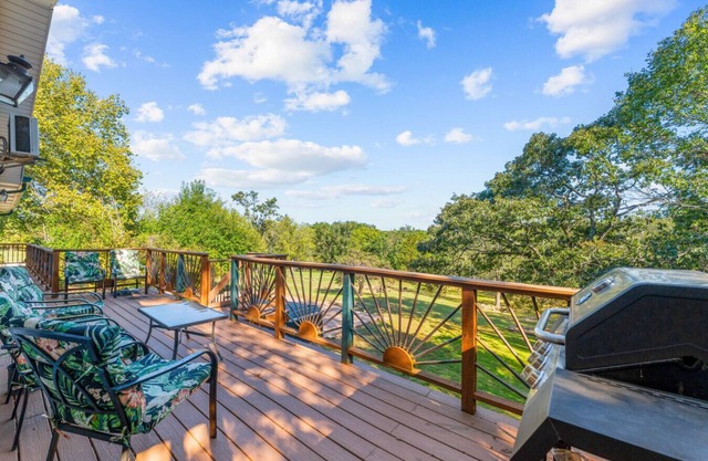 Lakefront Retreat w/Deck, Movie Room & Yard