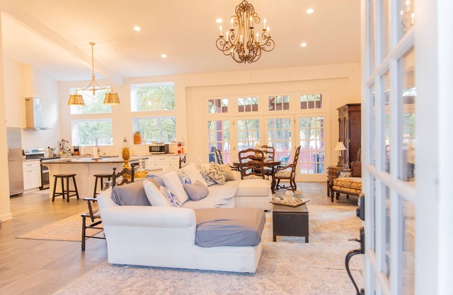 Lakefront Retreat with 90+ Oak trees - Luxurious Lakefront Getaway