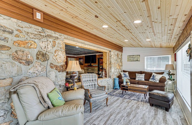 Lakefront Rocky Mount Main House w/3 Cabins!