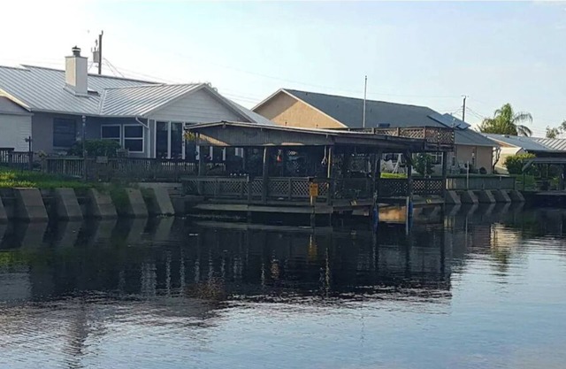 Lakefront/scenic views/boating/Wildlife/Gators/fishing fun!