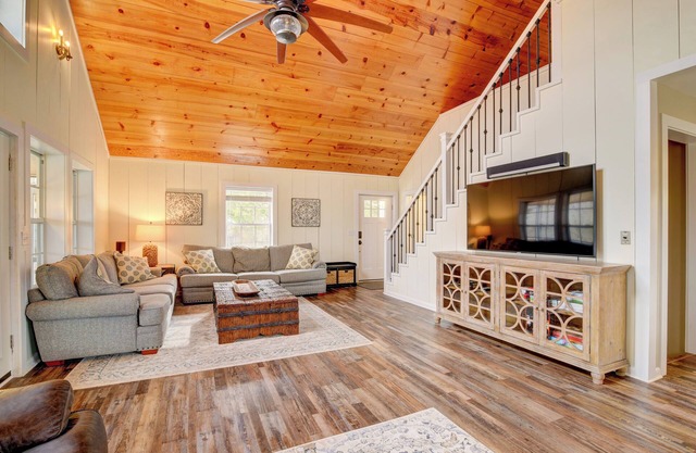 Lakefront Scottsville Retreat w/Private Dock!