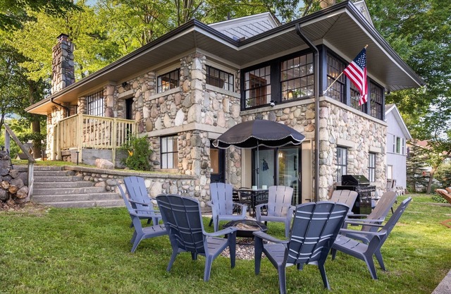 Lakefront Storybook cottage Hot Tub Fireplace 4 bd 2 bath.