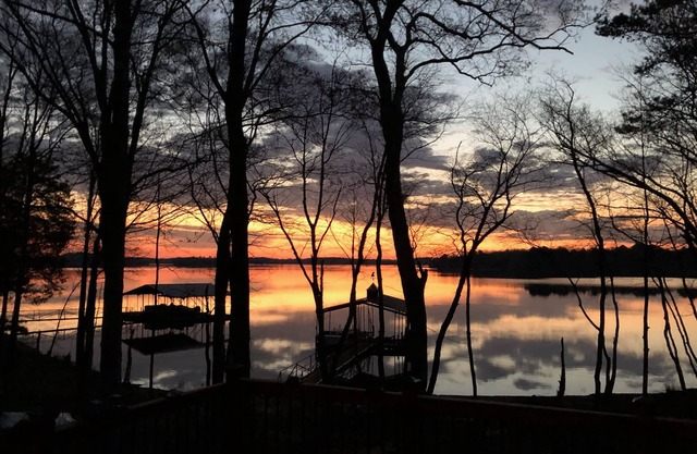 Lakefront Sunrise Family Retreat-5BR/5BA Big View, 50 steps to water + Big Yard