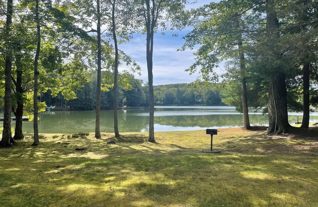 Lakefront Townhome: Near Golf Course & Scenic Views