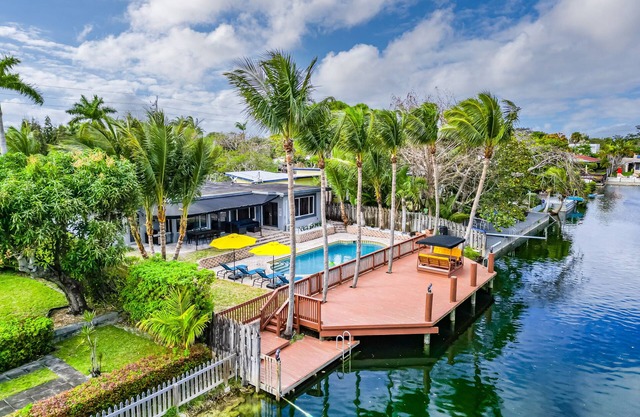 Lakefront Villa Heated Pool 6-mins to the Beachnn