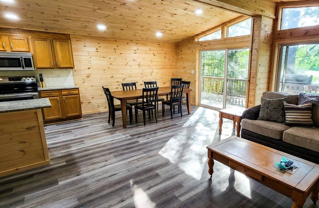 LAKEFRONT w/ HOTTUB/FIRE PIT/Arcade GAMES/5 MIN TO SKI/ Sleeps 14+ Pet Friendly