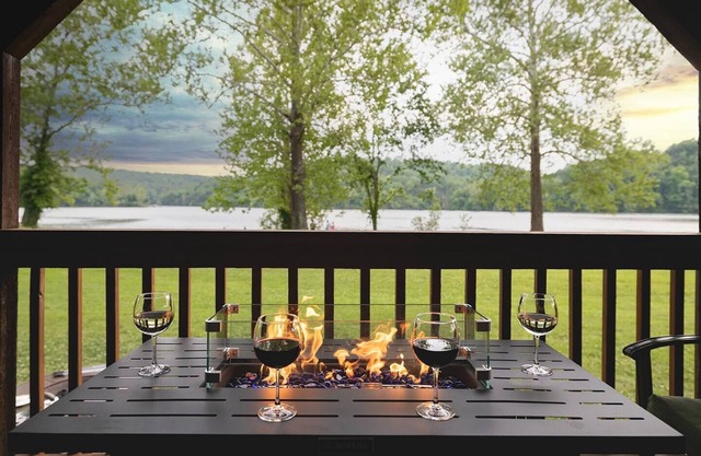 Lakefront! w/Kayaks, Hot Tub, Pool. Firepit, Park with Playground & Disc Golf.