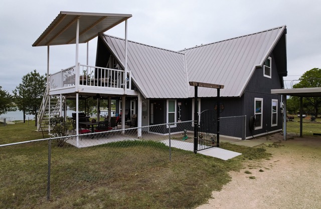 Lakefront Waters Edge Lake House/Huge Boat Dock/Deep Water/Lakefront Sunsets