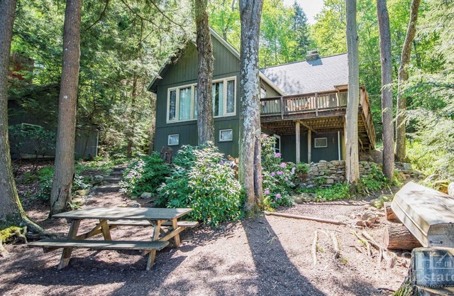 Lakefront wooden "Heritage House Cottage" in Lake Mokoma