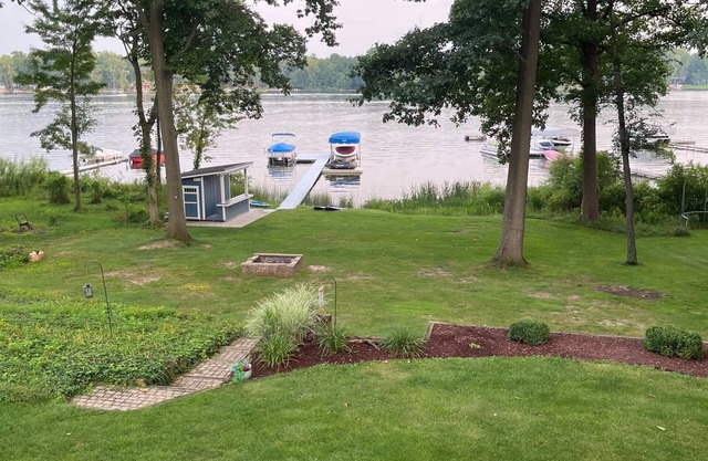 Lakehouse Retreat: 5 Bedrooms, Sleeps 22