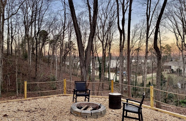 Lakehouse Retreat- Lake access, dock, hot tub, firepit, newly renovated kitchen