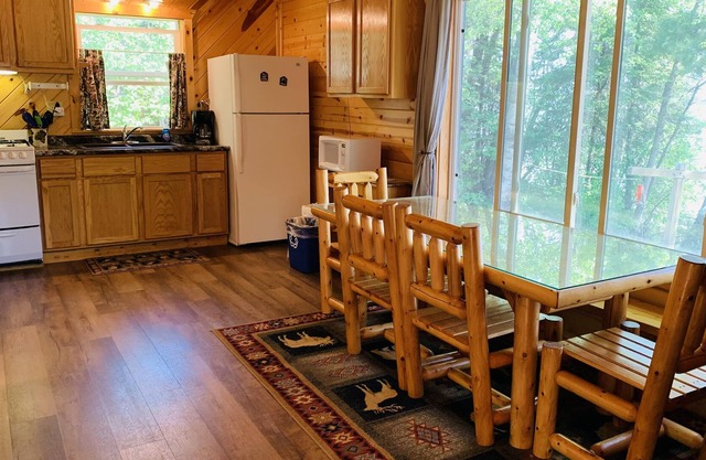 Lakeside 2-bedroom cabin - 10 minutes to Ely - right across from famous BWCAW