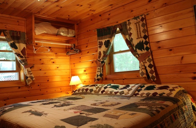 Lakeside 2-bedroom cottage sleeps 4. In Naples. Gorgeous views. Steps to beach