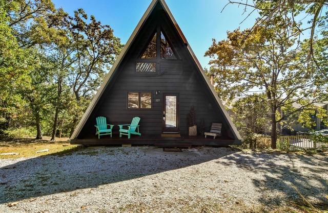 Lakeside cabin with water views, hot tub, pool table & a/c