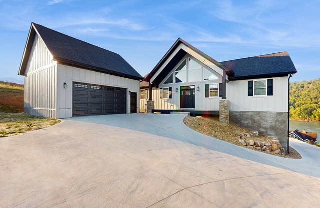 Lakeside chalet with panoramic water views, fully equipped kitchen & Wifi