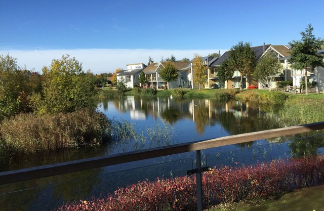 Lakeside Cotswold House with Hot Tub in the Lower Mill Estate